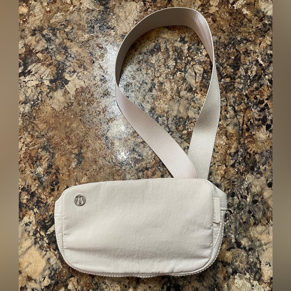 NWT Trending Lululemon Athletica Everywhere Belt Bag 1L, Bone Color